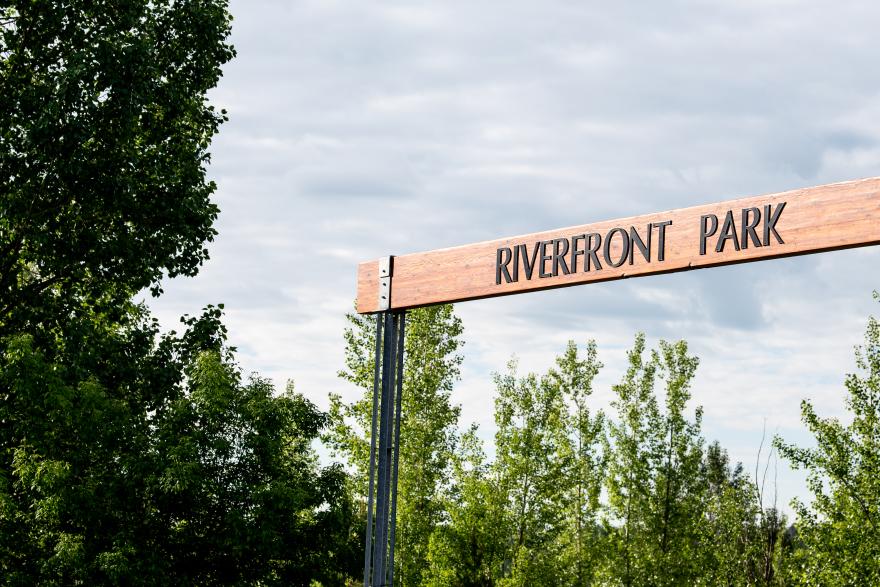 Sign that says riverfront park 
