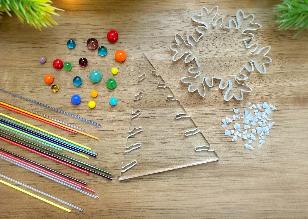 Create 2 beautiful fused glass holiday ornaments in this workshop. Decorate a snowflake and a tree shape using a variety of precut shapes, accessory glass and crushed glass options.